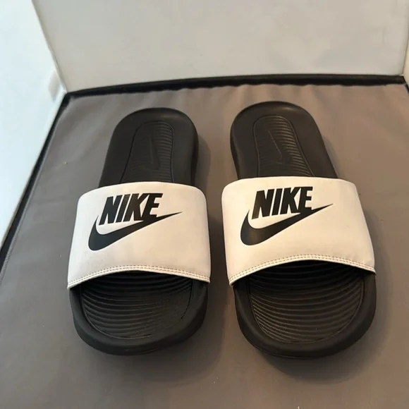 Nike Black and‎ White Slides men’s size 7 new - Picture 2 of 5